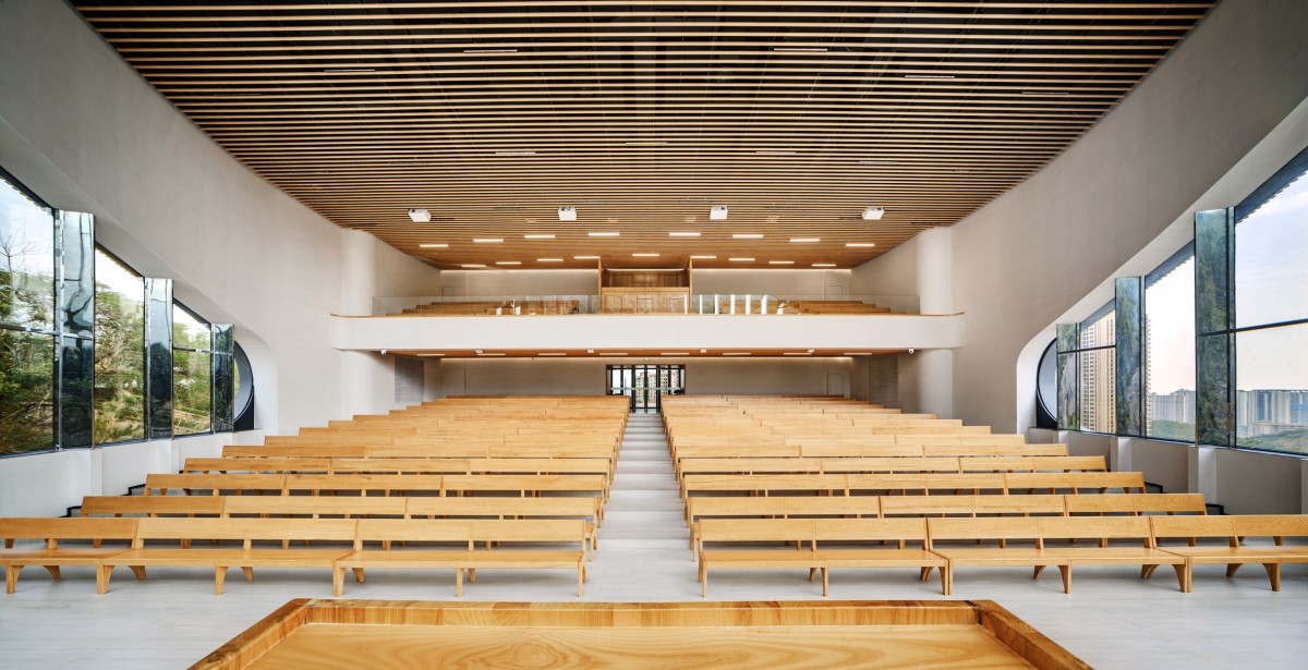 La sala principal, con capacidad para 1.000 fieles, se encuentra en la cima del terreno.