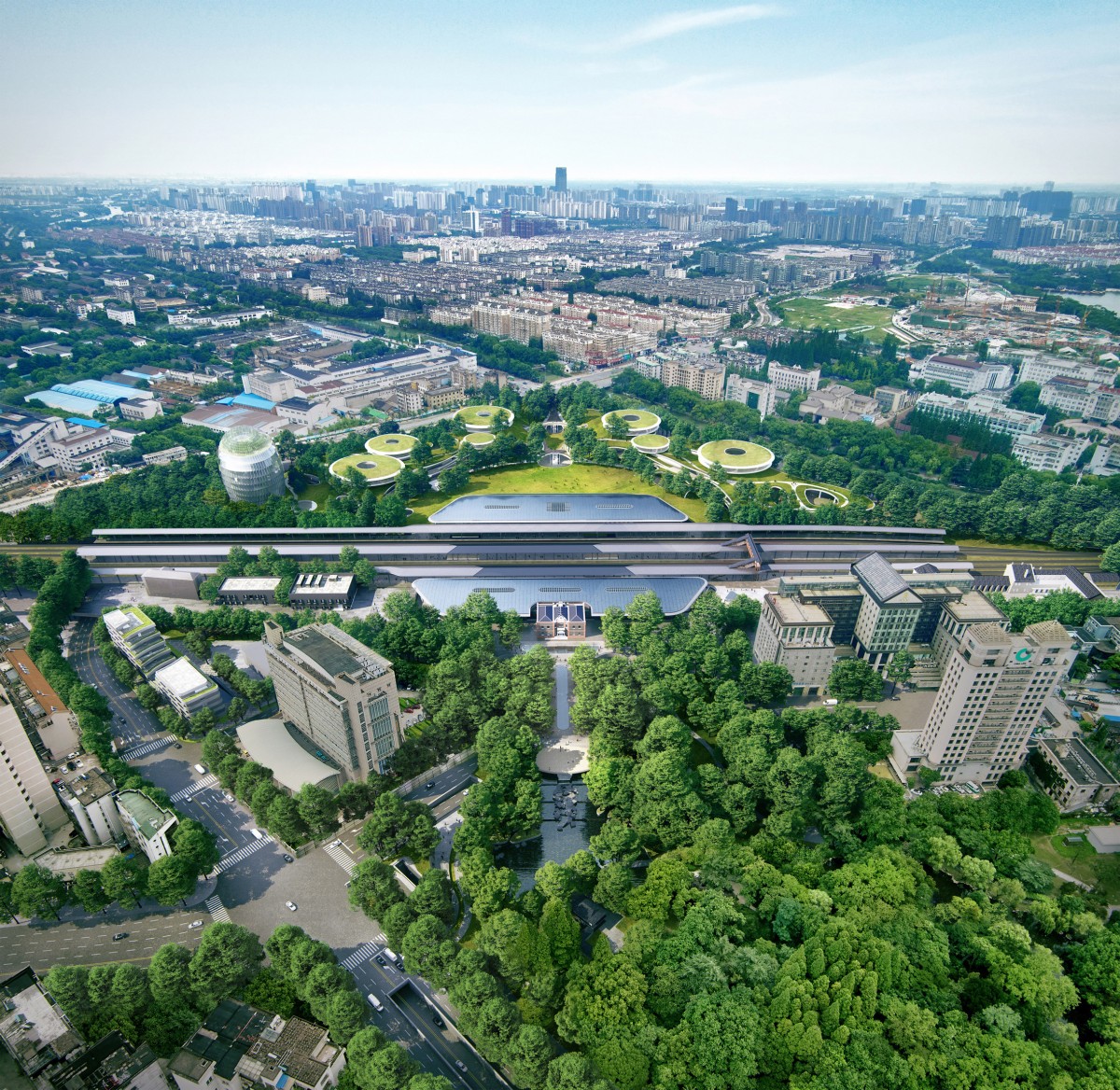 En el lado norte de la estación, se ha ampliado un parque público existente para crear un espacio verde urbano alrededor de la entrada.