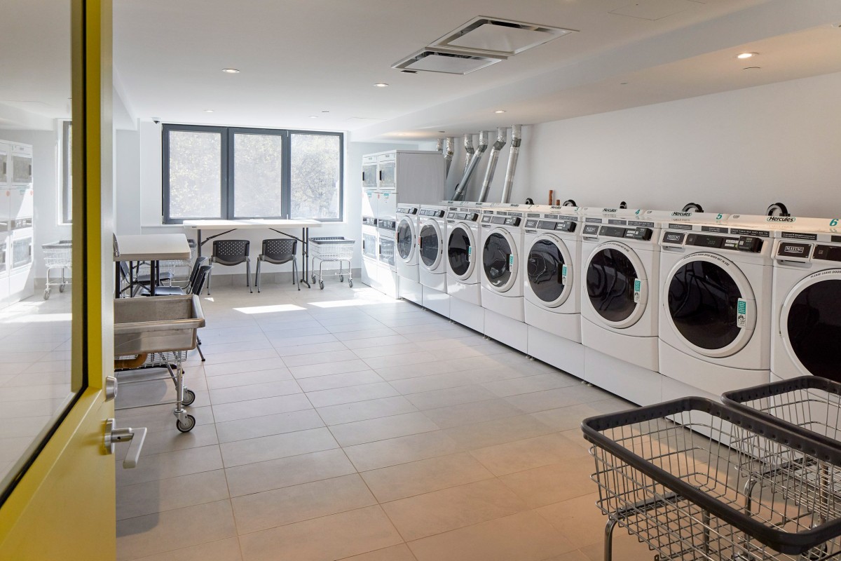 Las instalaciones adicionales del edificio incluyen lavanderías, una sala comunitaria, una sala de ordenadores, una sala de ejercicios y un almacén para bicicletas.