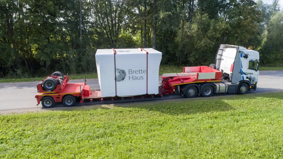 Camión transportando la casa