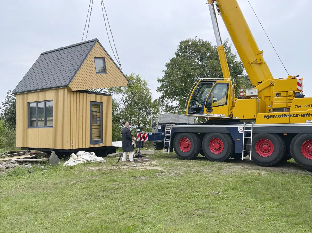 Grúa instalando la casa