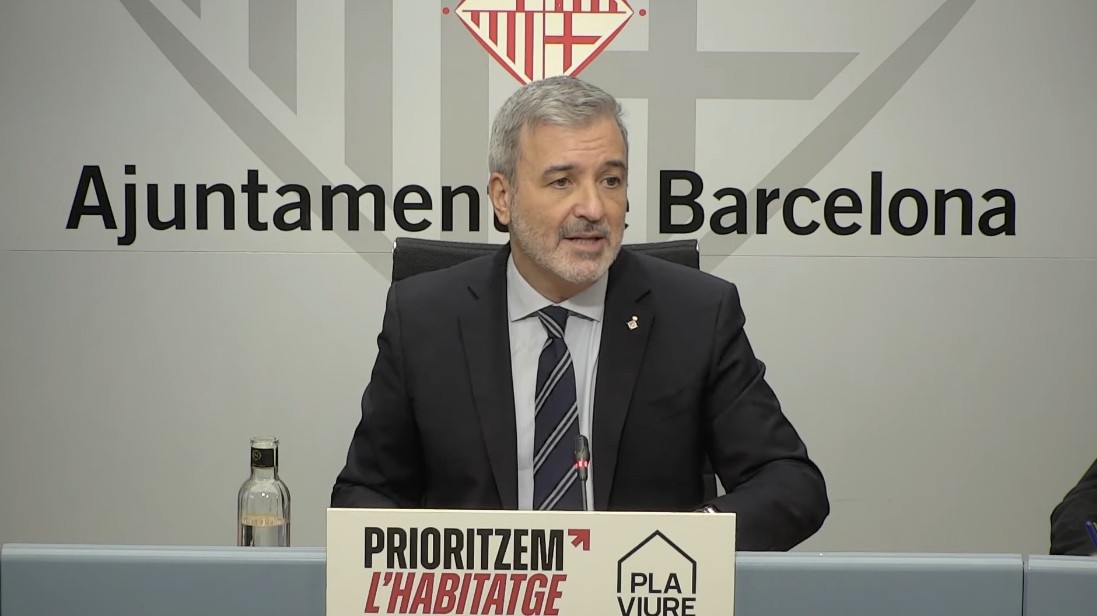 Collboni 'desmunta' la llei més polèmica de Colau i modifica per complet la reserva del 30% per a VPO