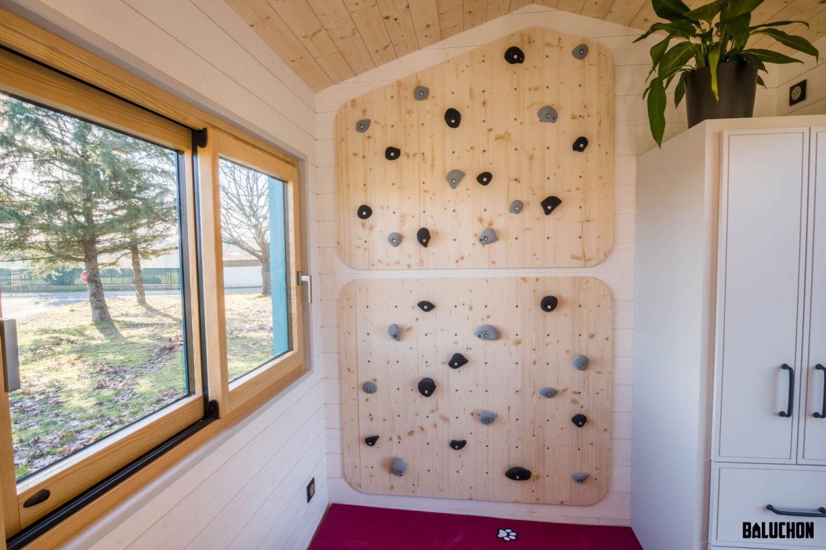 Zona de juegos con pared para escalar