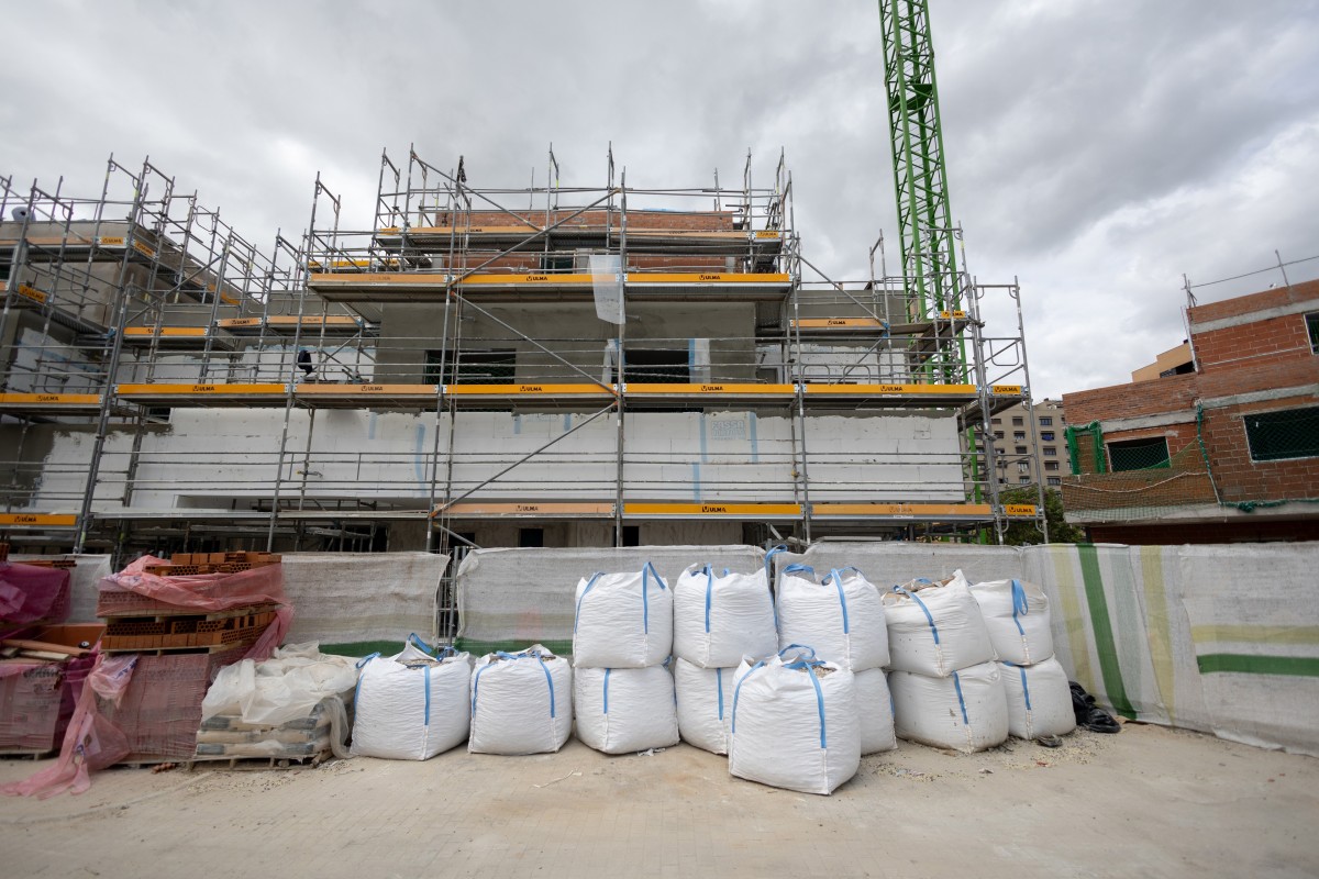 Archivo - Construcción de un bloque de viviendas, a 26 de abril de 2024, en Madrid (España). El Banco de España ha señalado durante esta semana, que se necesitaría sumar 600.000 viviendas hasta 2025 para equilibrar el mercado inmobiliario.