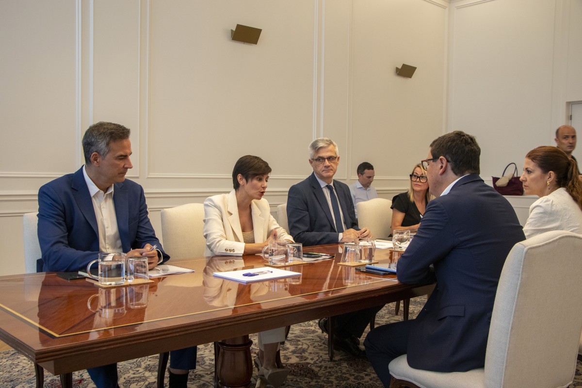 La ministra d'Habitatge i Agenda Urbana, Isabel Rodríguez, en una reunió amb el conseller d'Obres Públiques, Habitatge i Mobilitat del Govern de les Canàries, Pablo Rodríguez Valido, aquest dimarts a Madrid.
