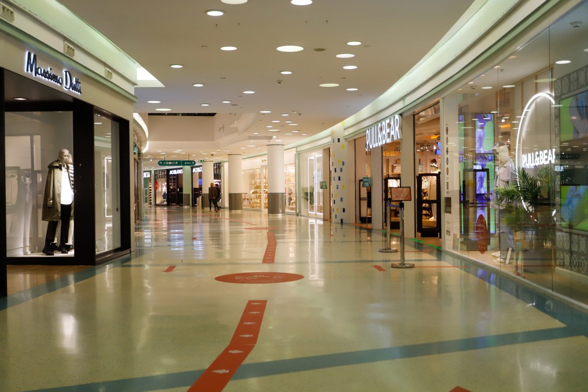 Archivo - Un centro comercial vacío en una jornada marcada por el inicio de la entrada en vigor de una desescalada gradual en la región, en Vigo, Galicia (España), a 17 de febrero de 2021. Galicia reabre hoy cines, teatros, auditorios, bibliotecas y expos