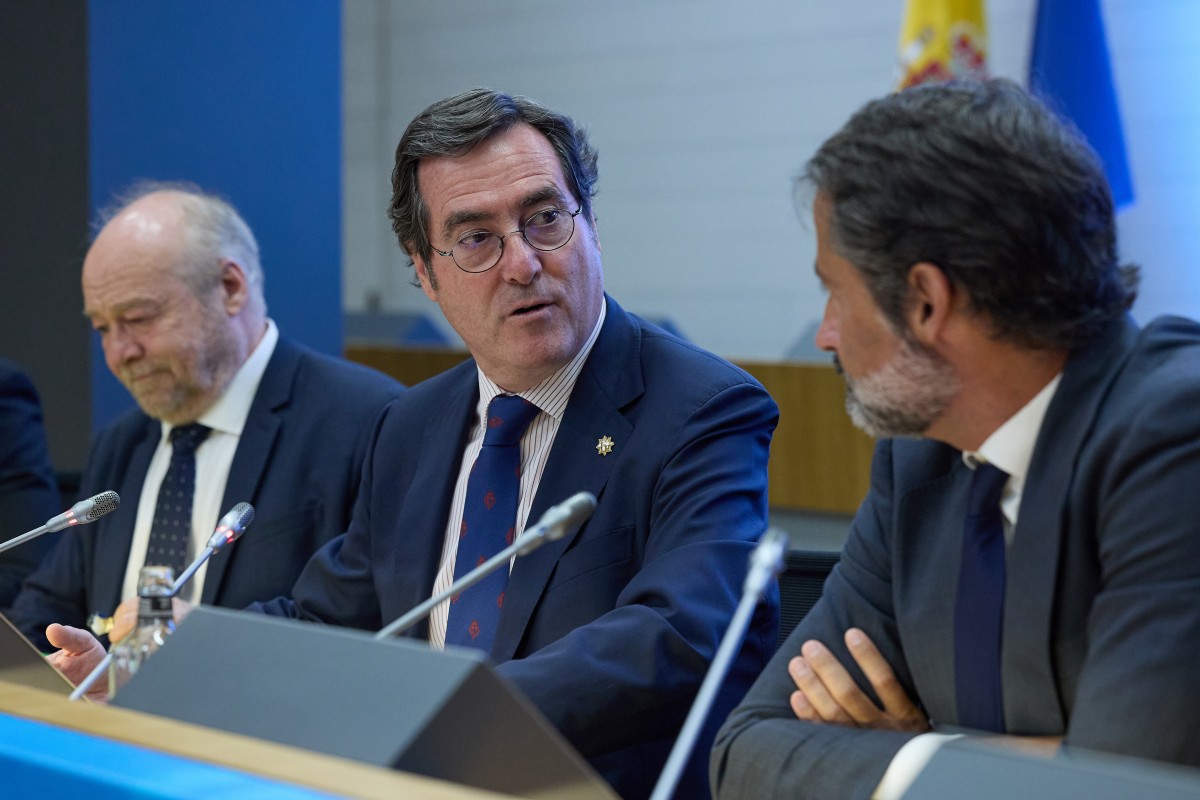(I-D) El secretario de Estado de Educación, José Manuel Bar; el presidente de la CEOE, Antonio Garamendi, y el presidente de KPMG, Juan José Cano, durante la primera edición del Foro NODO Talento para el fomento de la empleabilidad de las personas. 