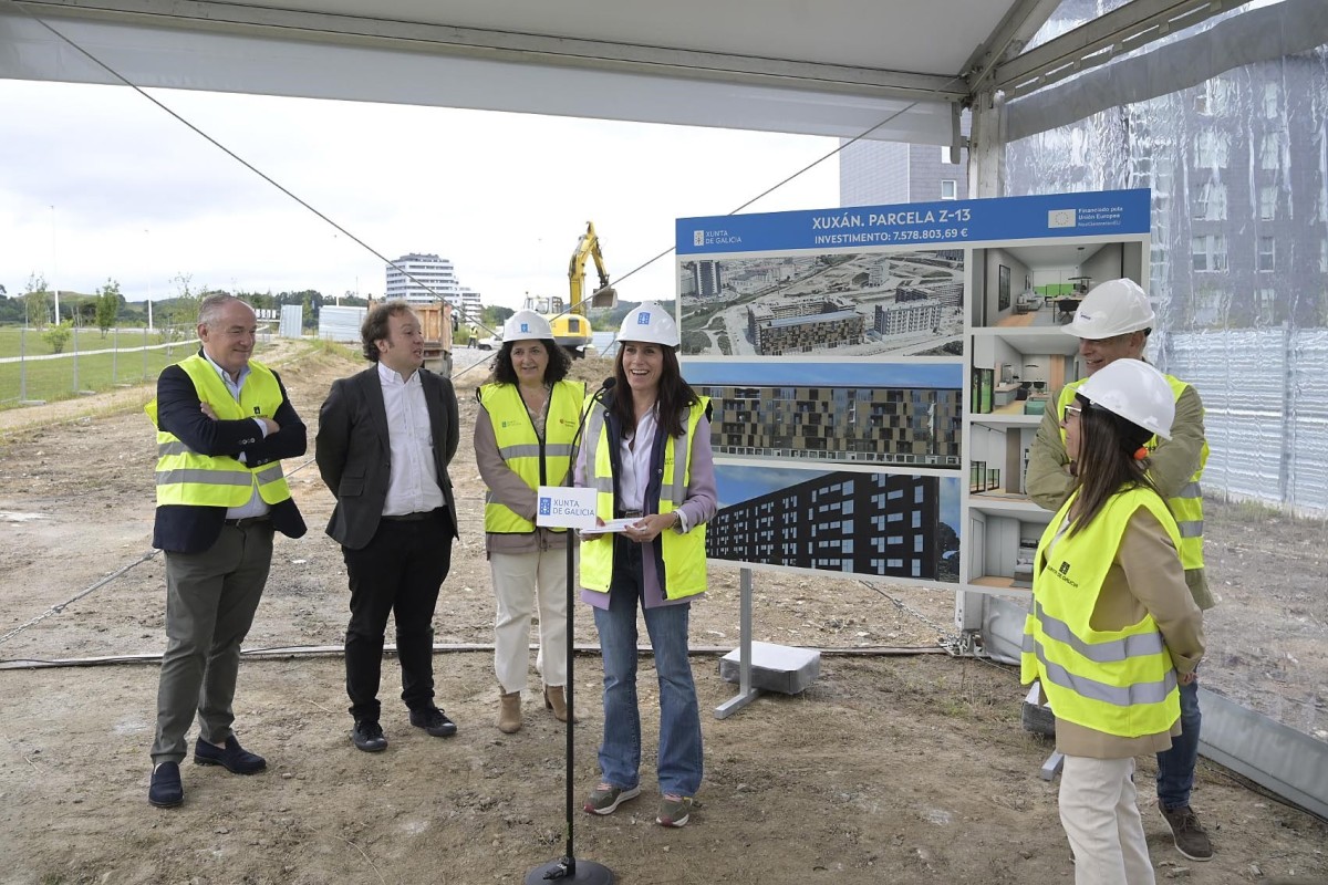 La conselleira de Vivenda e Planificación de Infraestruturas, María Martínez Allegue, junto a la delegada de la Xunta en A Coruña, Belén do Campo, en el acto de inicio de las obras de construcción de 40 viviendas en el barrio coruñés de Xuxán