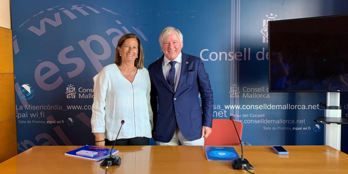 El conseller insular de Turismo, José Marcial Rodríguez, junto a la directora insular, Clara del Moral