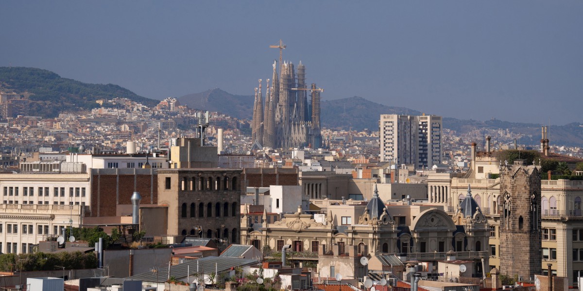Vista panorámica de Barcelona, con La Basílica de la Sagrada Familia.