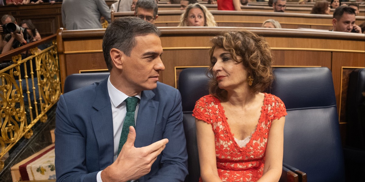 El presidente del Gobierno, Pedro Sánchez, y la vicepresidenta primera y ministra de Hacienda, María Jesús Montero.