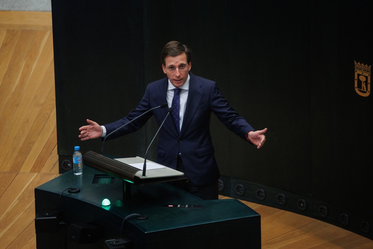 El alcalde de Madrid, José Luis Martínez-Almeida, interviene durante un pleno en el Ayuntamiento de Madrid