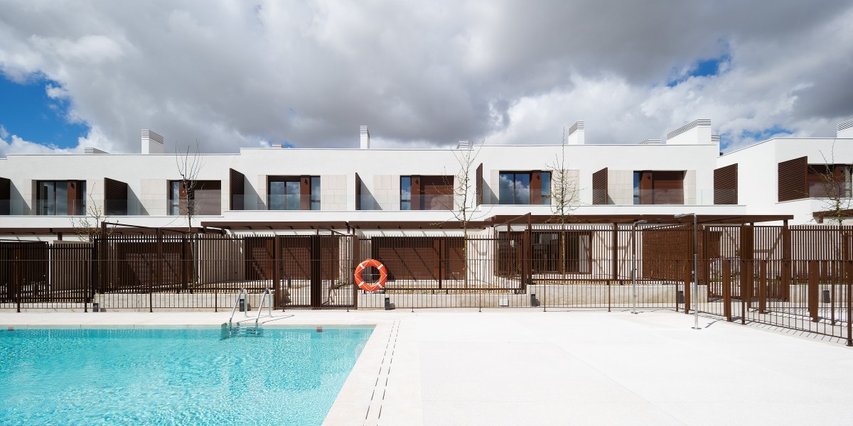 Piscina de la promoción industrializada Etheria Gardens en Madrid.
