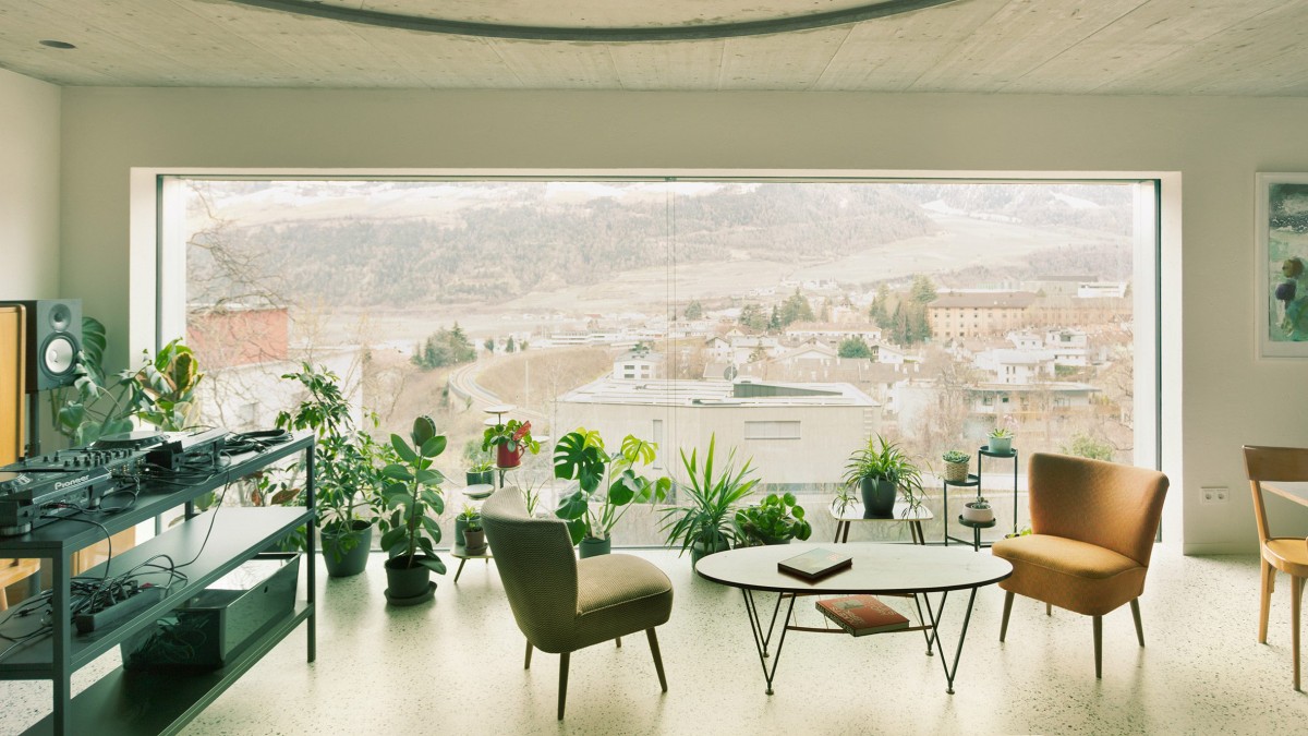 Desde el salón principal se ofrecen unas impresionantes vistas del valle y de las montañas circundantes.