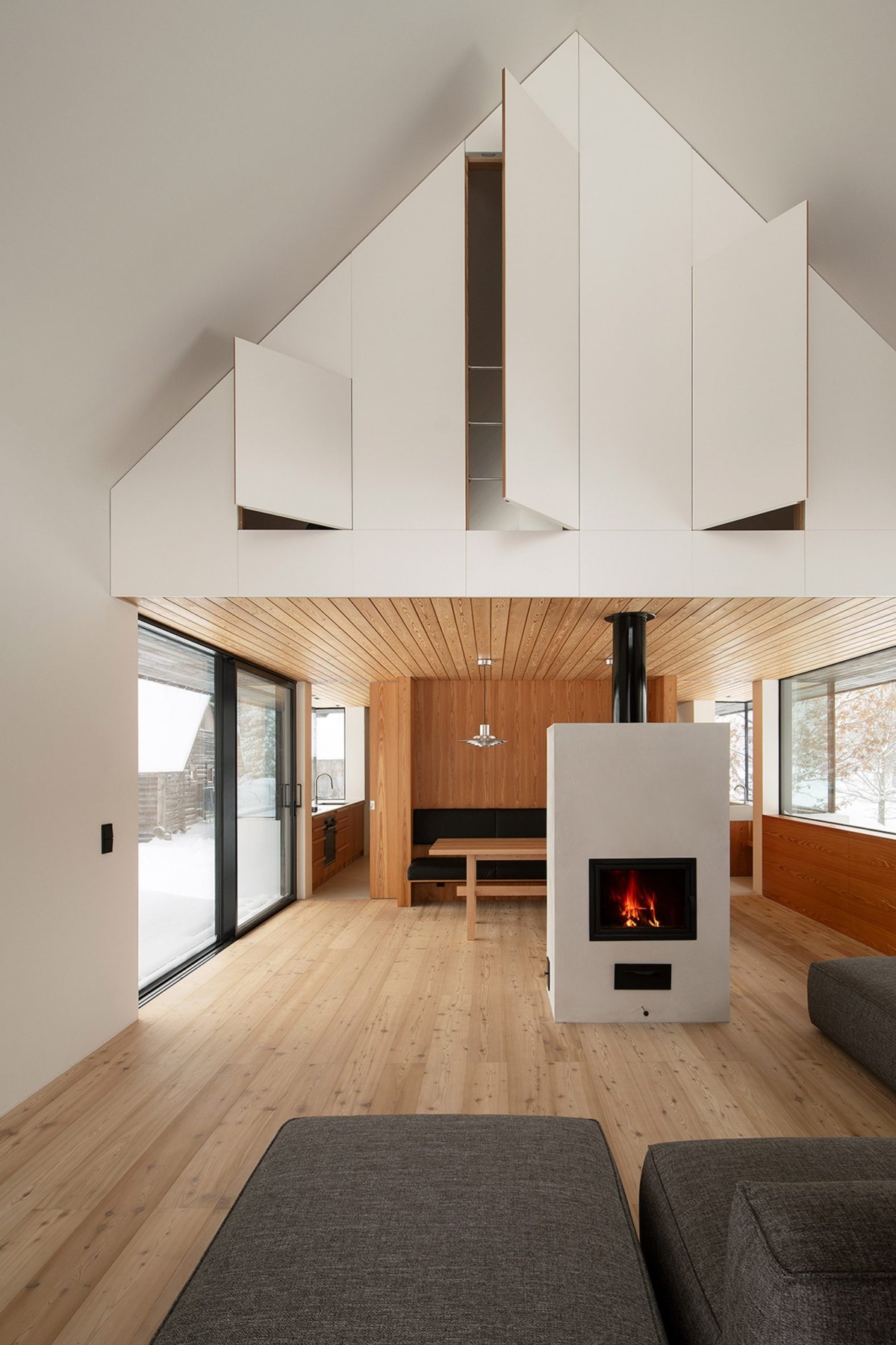 El salón-comedor de planta abierta, situado en la planta baja, está equipado con muebles de alerce que aportan calidez al interior.