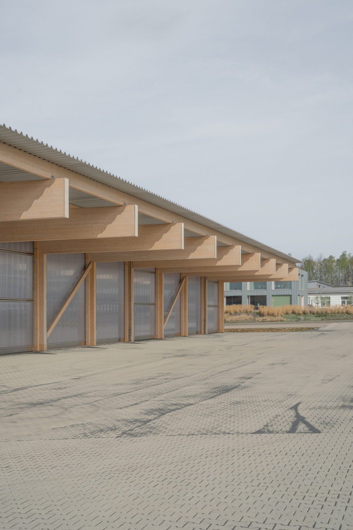 Las marquesinas en voladizo están sostenidas por vigas de madera que se extienden ocho metros hacia el exterior.