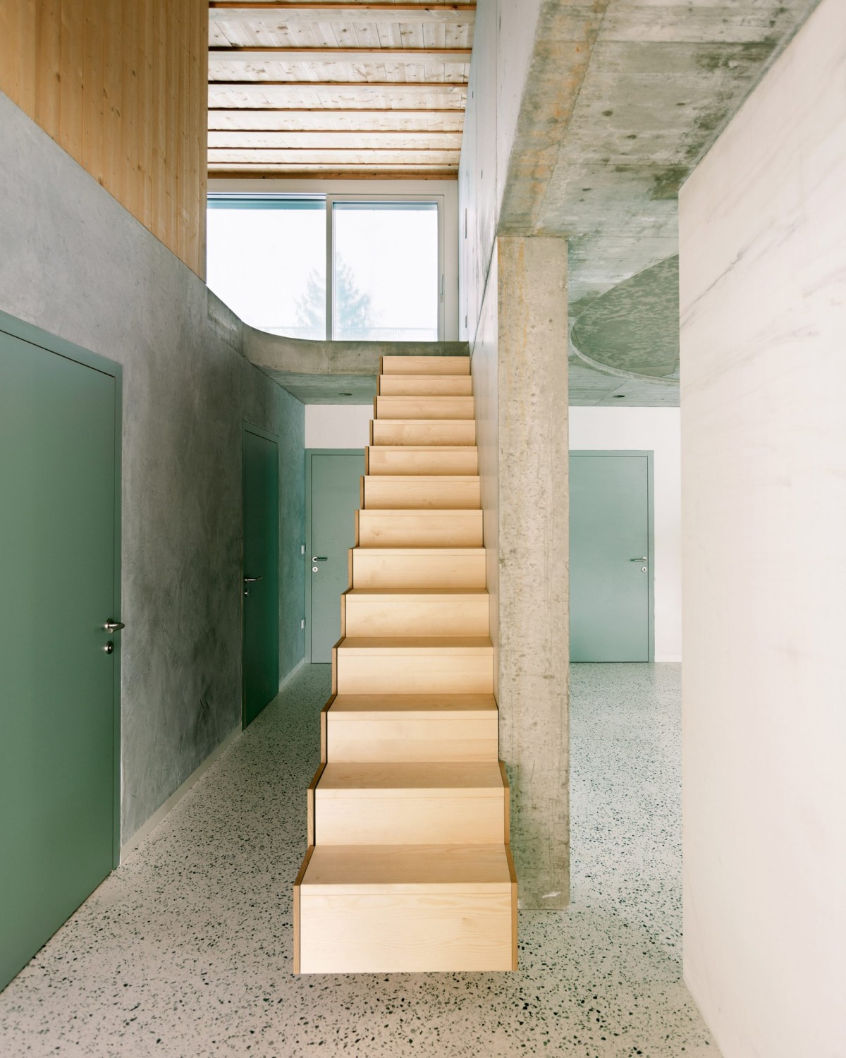 La disposición de los apartamentos sigue la estructura estática existente, que consiste en muros exteriores portantes y un muro interior central.