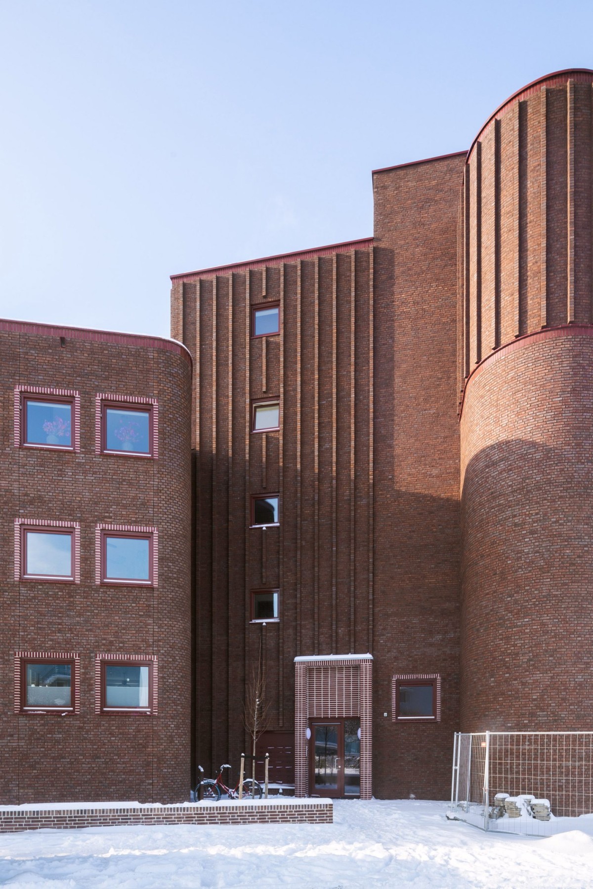 El uso del ladrillo rojo no es solo una elección estética, sino también un homenaje a la Escuela de Ámsterdam. Un movimiento caracterizado por su uso creativo y expresivo.