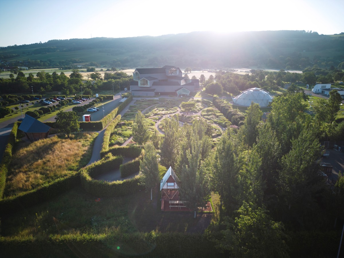 Khudi Bari se ha instalado en el Campus Vitra de Alemania para sensibilizar al público sobre el impacto desproporcionado del cambio climático en las poblaciones más vulnerables.