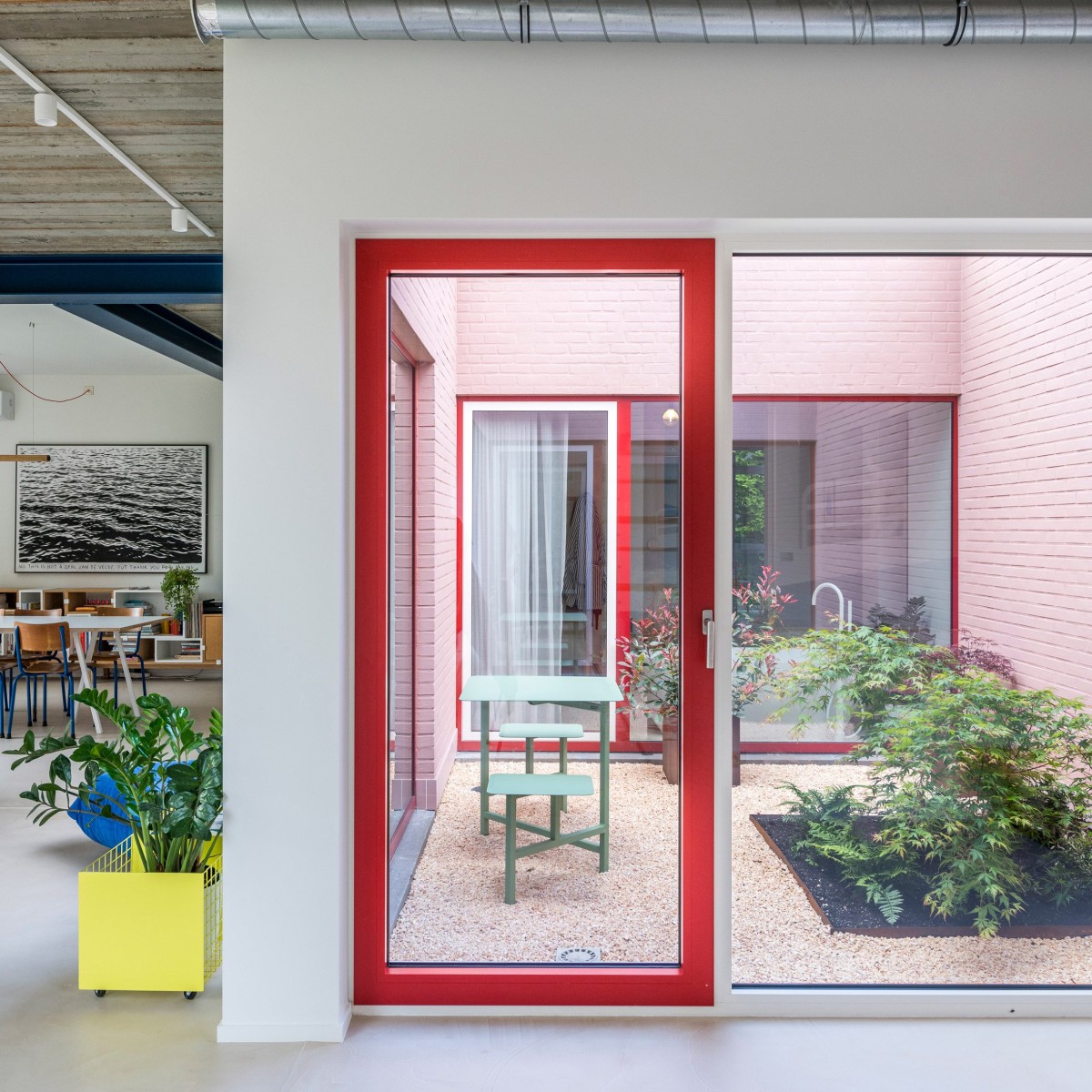 Los marcos de puertas y ventanas pintados de un rojo intenso que se corresponde con el revestimiento exterior.