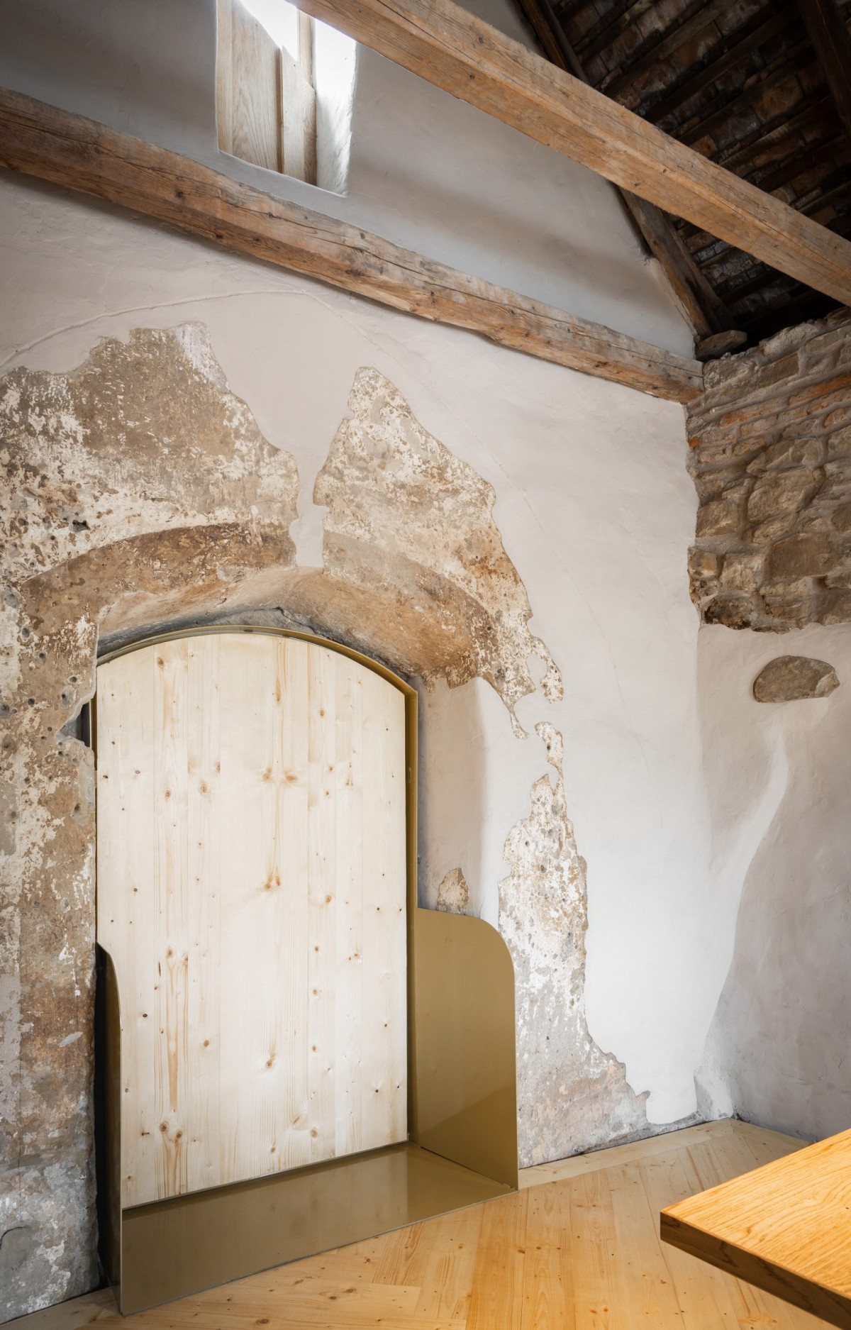 Se ha utilizado madera y elementos metálicos ligeros para mantener un contraste visual con la mampostería del interior y el revestimiento interior.