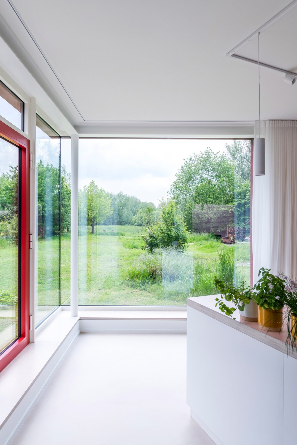 Las ventanas fueron ampliadas para proporcionar vistas más amplias del paisaje y del patio.