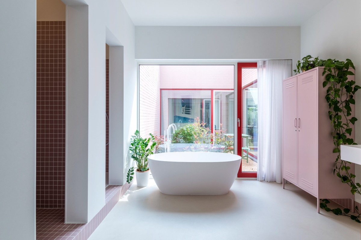 El baño se encuentra en uno de los lados del patio central, el cual comunica a su vez la entrada, zonas de estar y cocina.