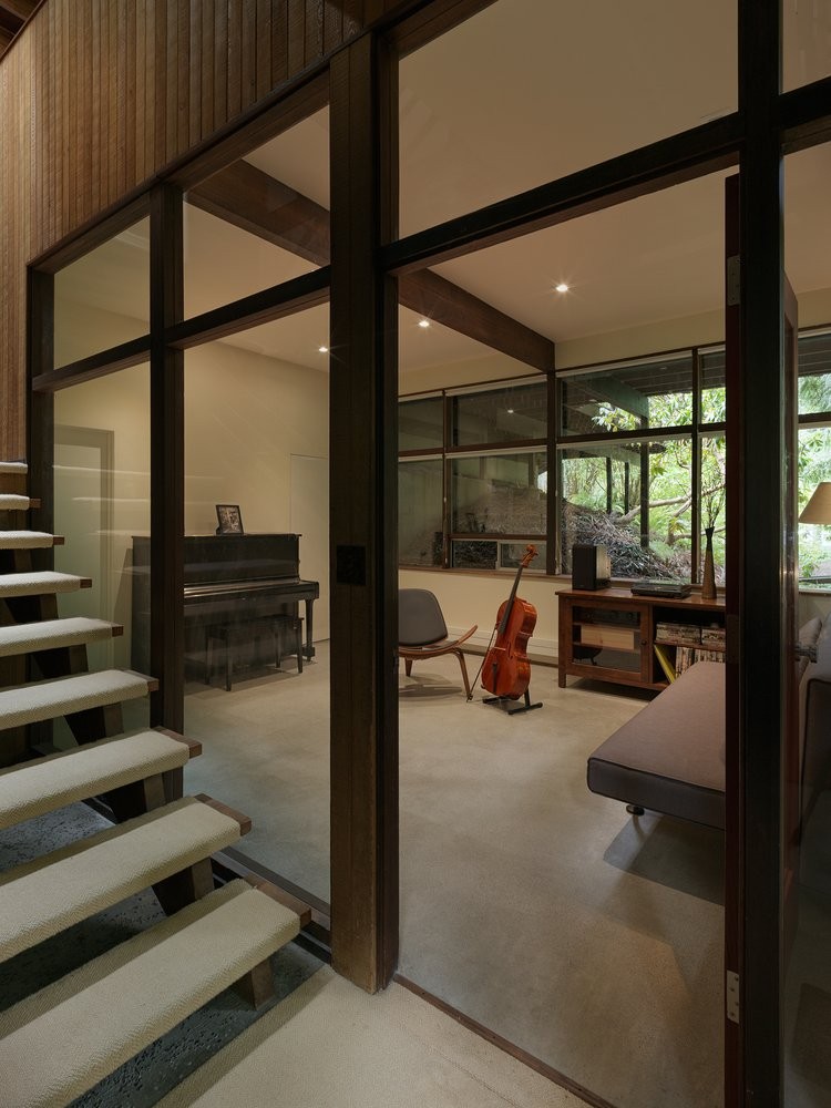 Interior con escaleras