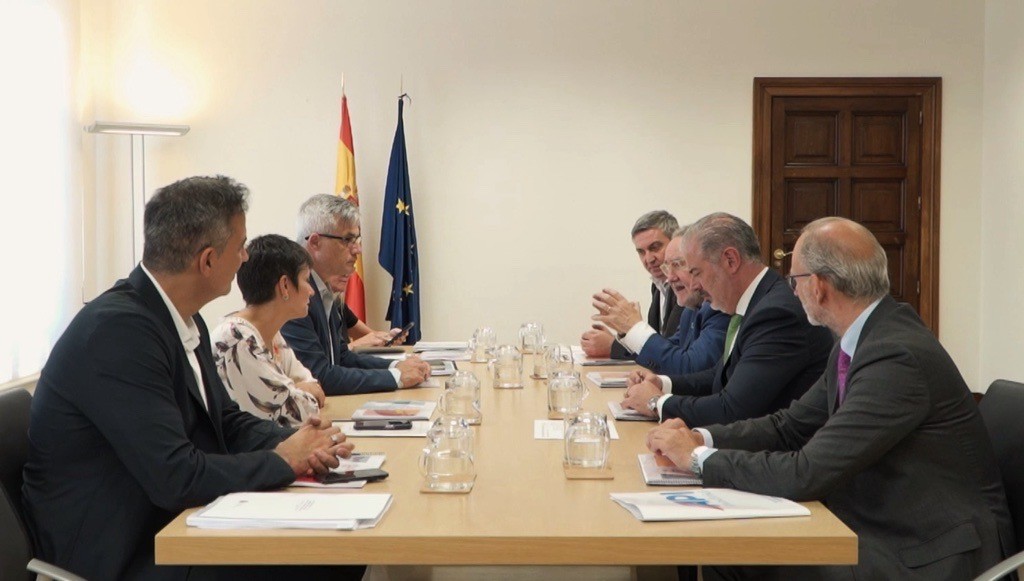 La ministra de Vivienda y Agenda Urbana, Isabel Rodríguez, junto con los representantes de la Confederación Nacional de Agentes y Empresas Inmobiliarias (CNAEI).