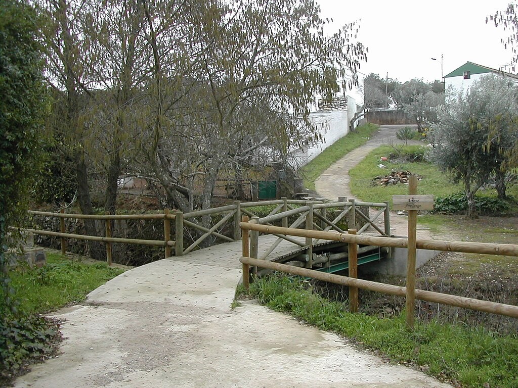 Este puente —de apenas 3,20 metros de largo y 1,45 metros de ancho, atraviesa el río Abrilongo