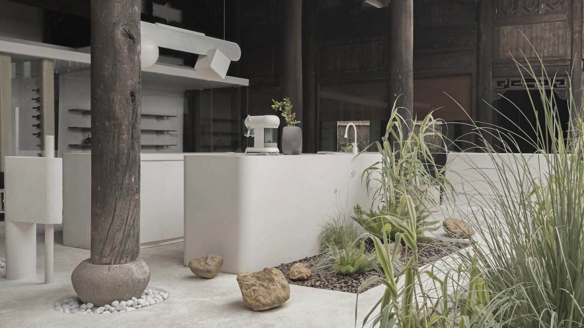 Una cocina moderna minimalista en tonos blancos