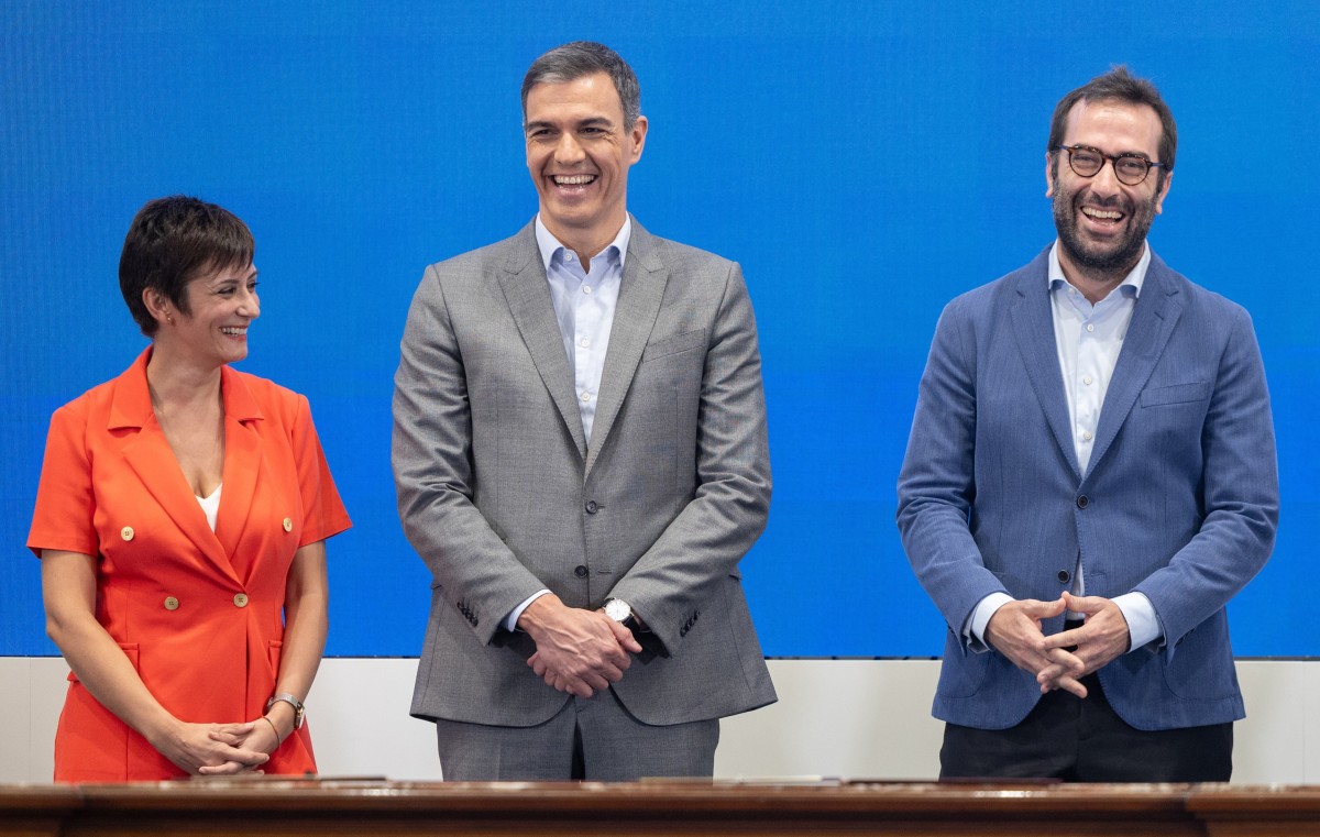 (I-d) La ministra d'Habitatge i Agenda Urbana, Isabel Rodríguez; el president del Govern, Pedro Sánchez; i el ministre d'Economia, Comerç i Empreses, Carlos Cuerpo. 
