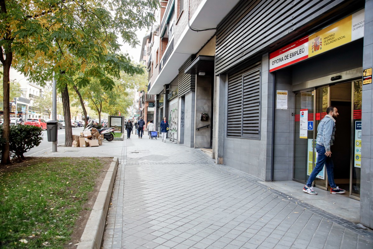 Archivo - Una persona entra a la Sepe de Acacias, a 2 de diciembre de 2022, en Madrid (España). La contratación cae un 29,5%, pero los indefinidos se duplican y suponen el 43,2% del total. El número de parados registrados en las oficinas de los servicios