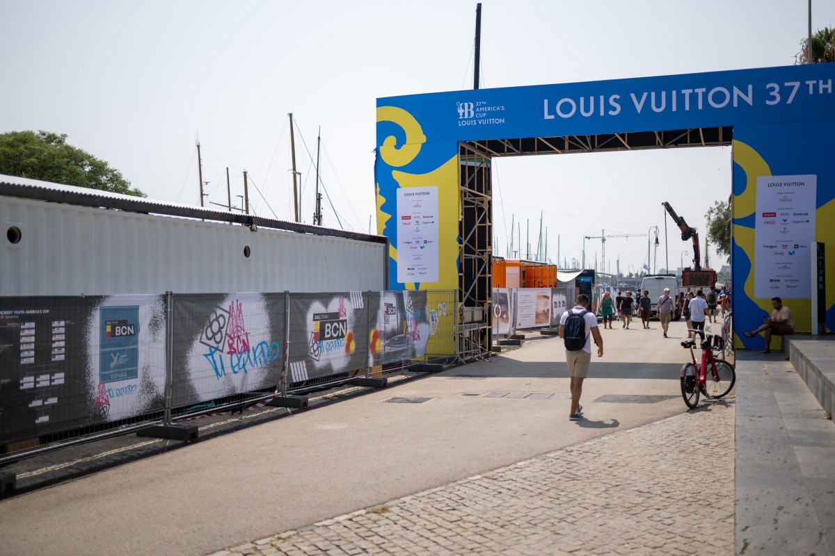 Varias personas pasean por los nuevos espacios para la Copa América de Vela, a 20 de agosto de 2024, en Barcelona, Catalunya (España). 
