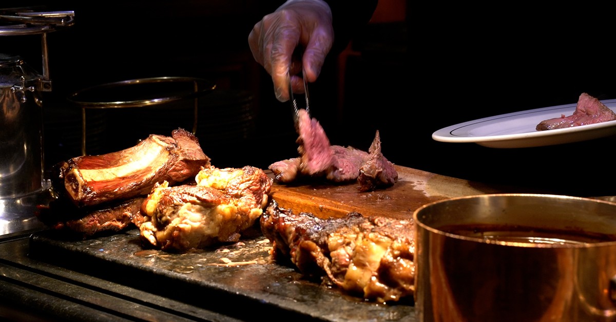 Preparación de comida en Les Grandes Buffets