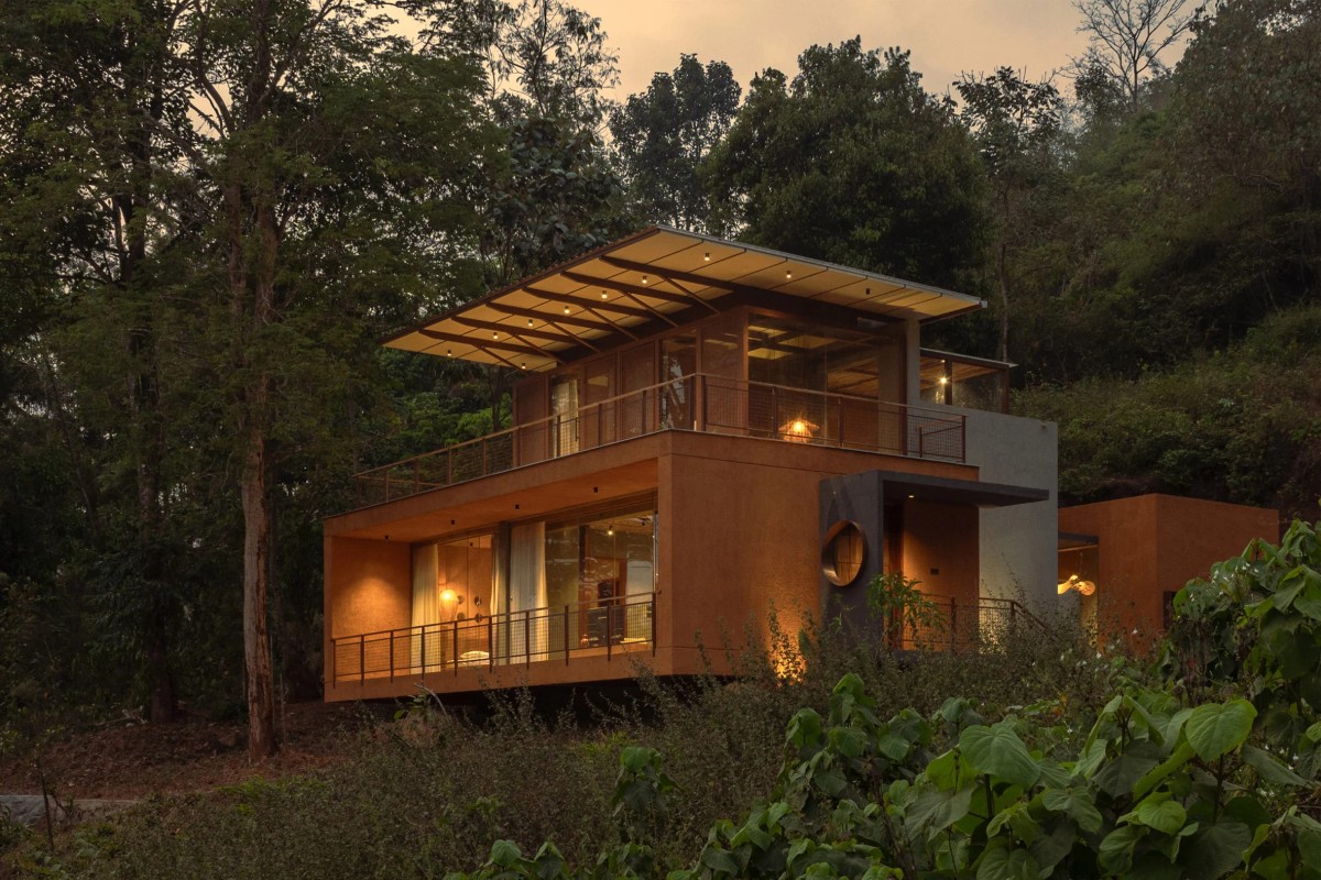 El estudio indio Studio Terratects ha completado la vivienda Urul, una casa única situada en un denso bosque de Kerala, India.
