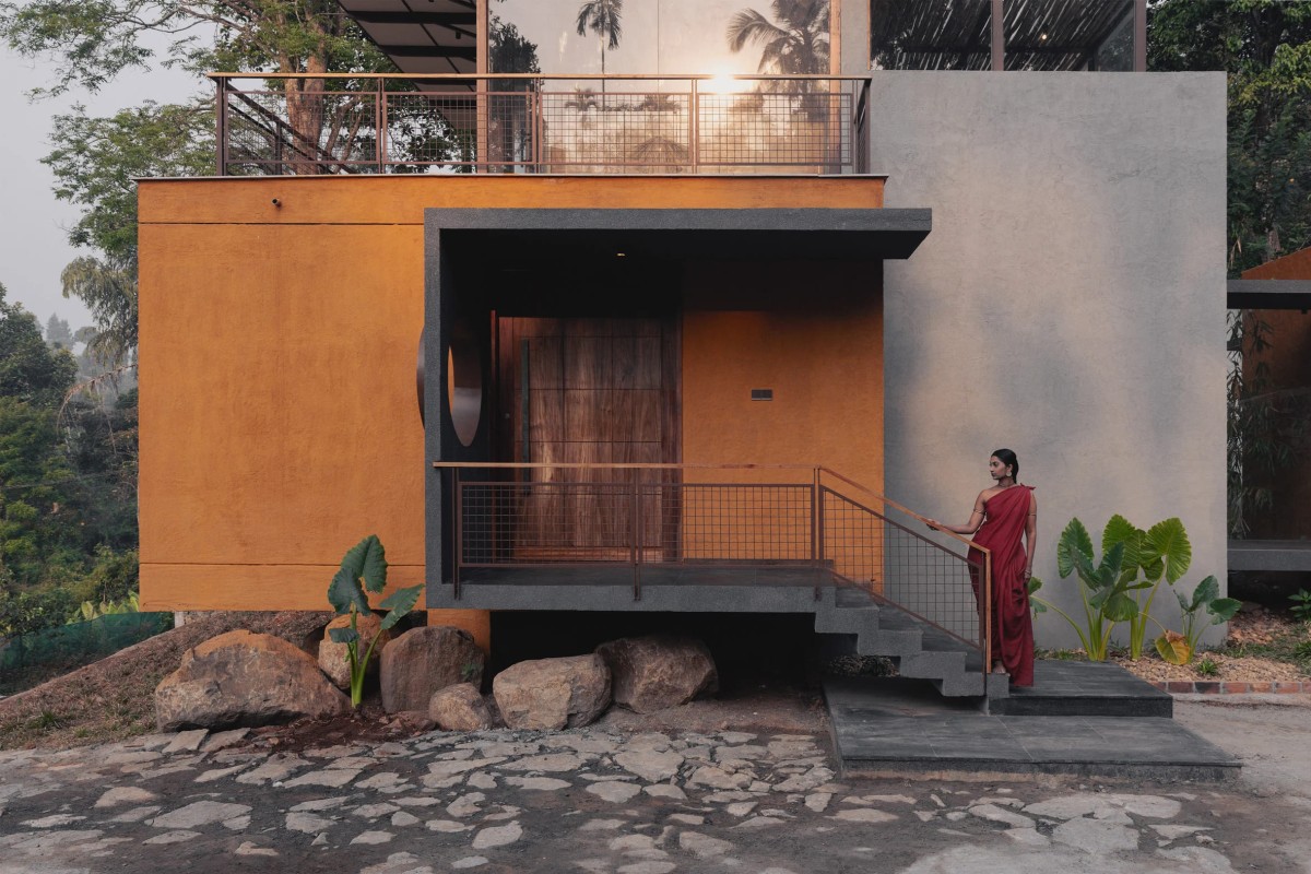Los materiales oscuros en forma de C que rodean parte de la casa aportan un toque contemporáneo.