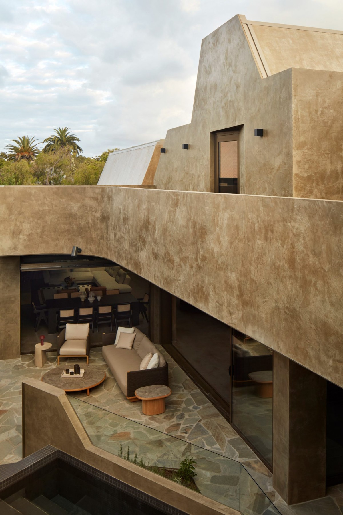 Este patio ajardinado es uno de los elementos clave del diseño, ya que actúa como el eje en torno al cual se organiza la casa.