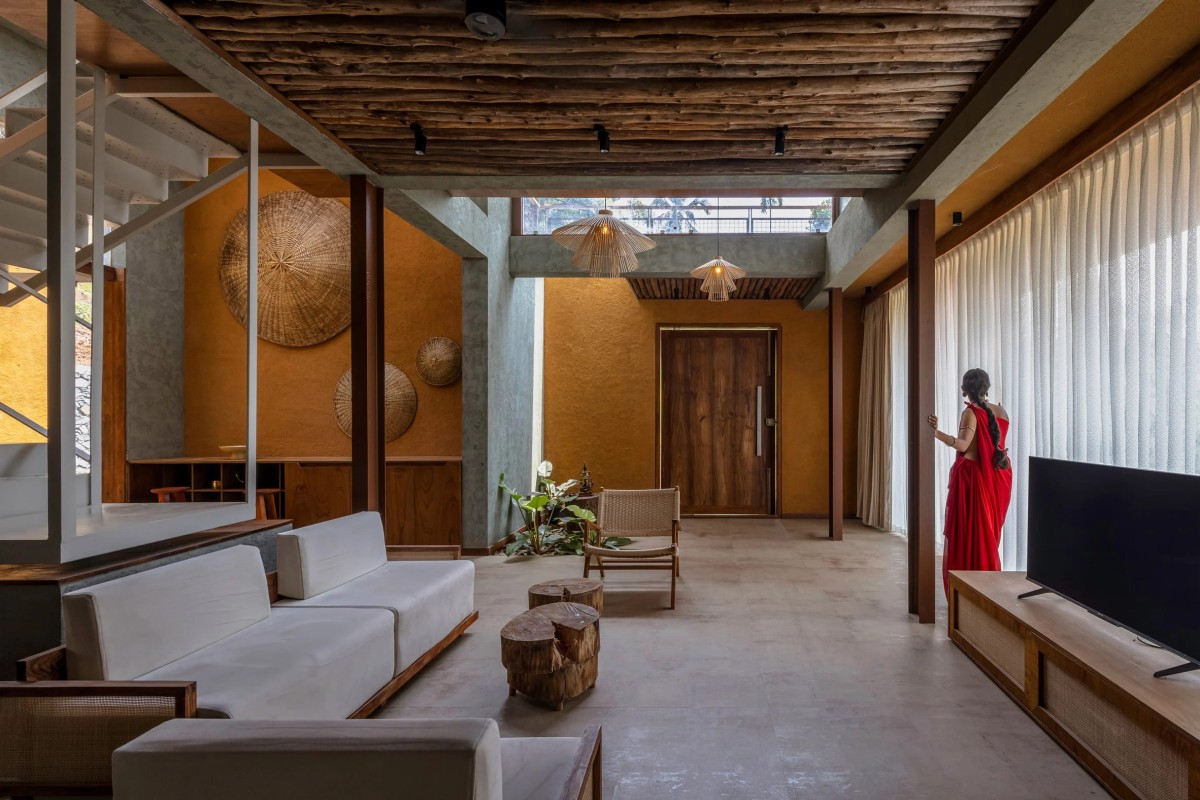 La pasarela que rodea el vacío interior permite vistas hacia la planta baja, creando una conexión visual entre ambos niveles.