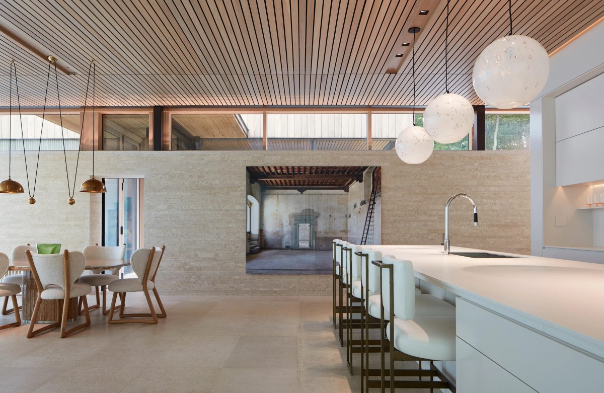 Los interiores han sido diseñados con cierto minimalismo y con la integración de distintos materiales.
