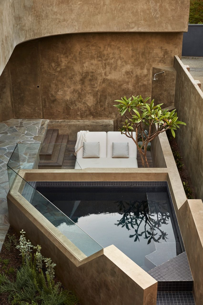 El patio asegura que ambos grupos familiares (padres e hijos) mantengan su independencia, pero con acceso compartido a los espacios exteriores y a la piscina.