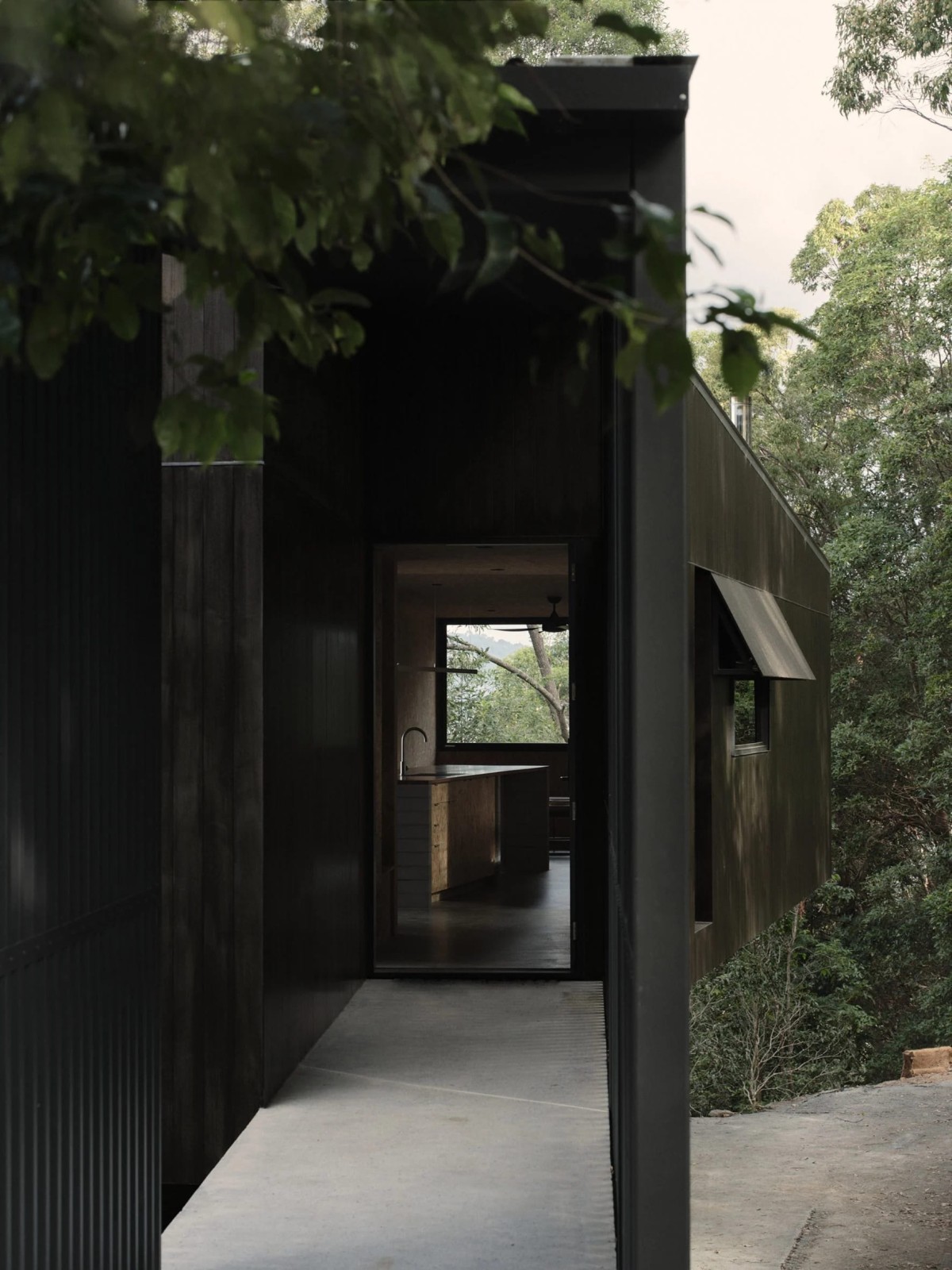 Se decidió por el color negro ya que la construcción no recibe mucha luz solar directa, cuya tonalidad no incrementa la ganancia de calor.