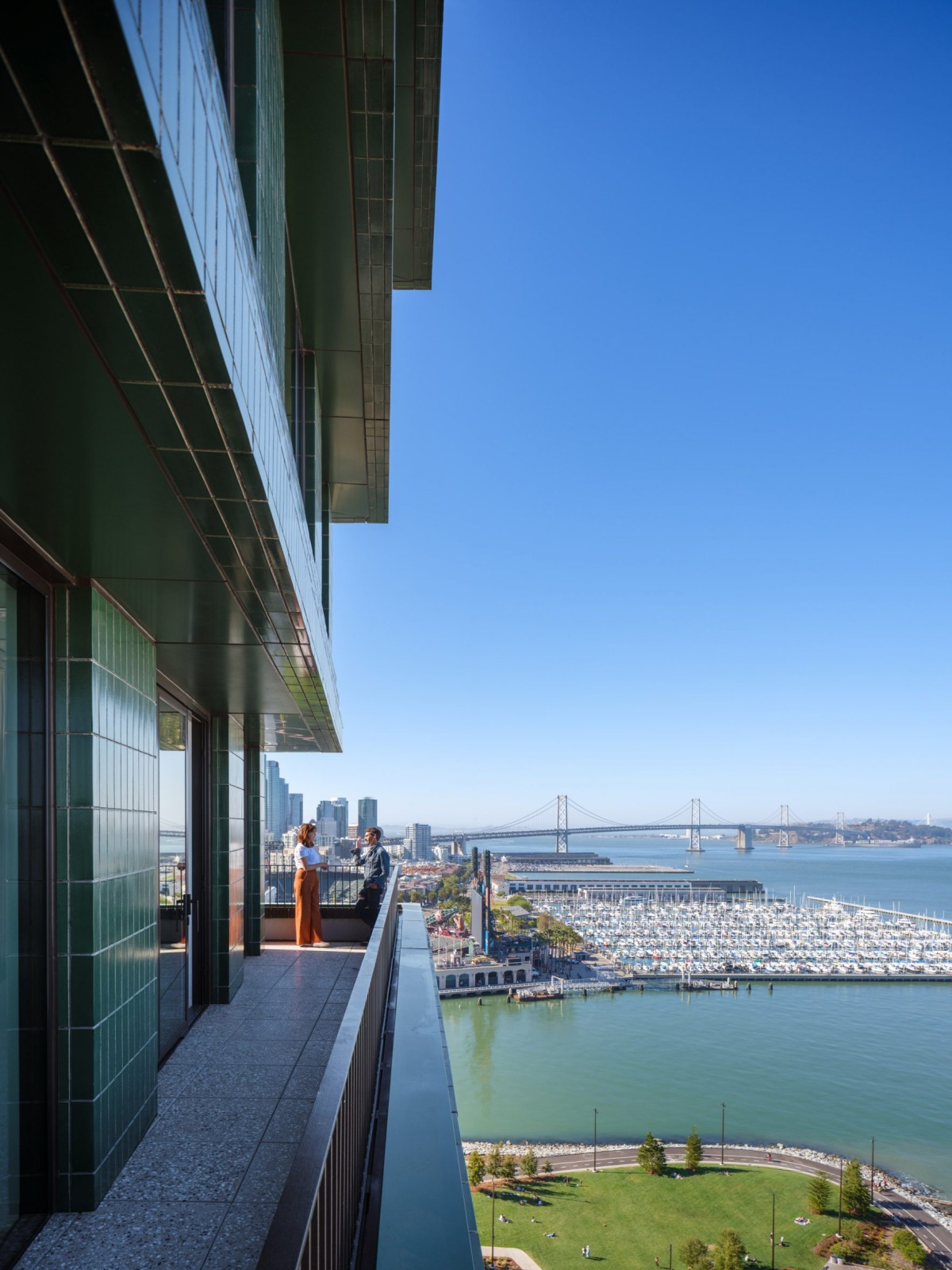 Las terrazas están conectadas a un sendero frente al mar, potenciando el estilo de vida de interior-exterior tan característico de San Francisco.
