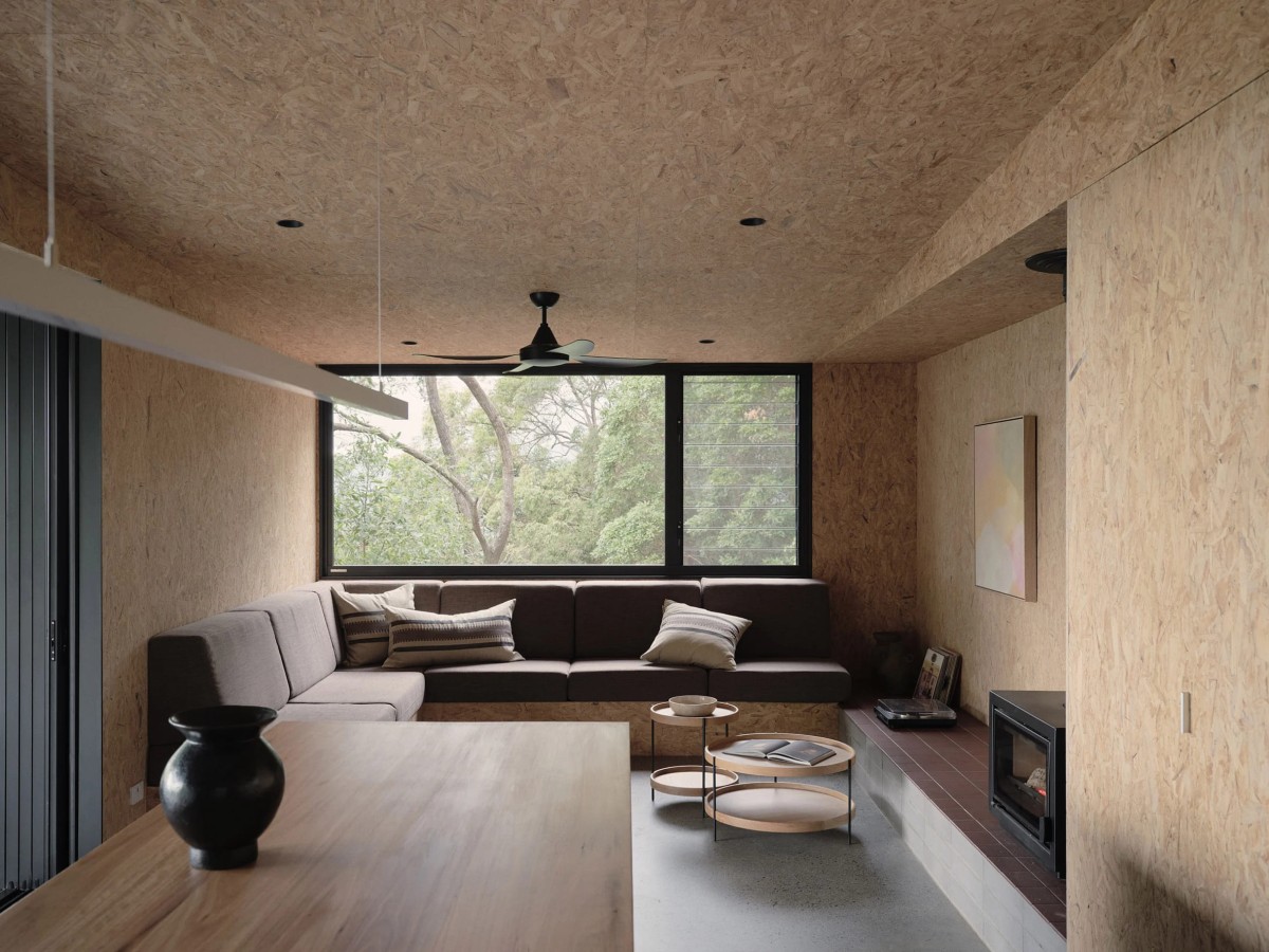 Los interiores están revestidos con madera aglomerada y se ha priorizado las amplias vistas hacia el bosque.