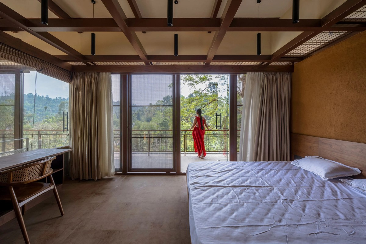 Las habitaciones del piso superior están abiertas al paisaje que la rodea y a una gran terraza.