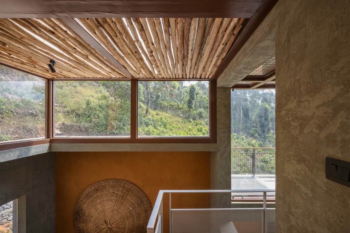 Un pequeño patio interior refuerza el flujo natural entre los espacios interiores y exteriores, un concepto clave en este diseño.