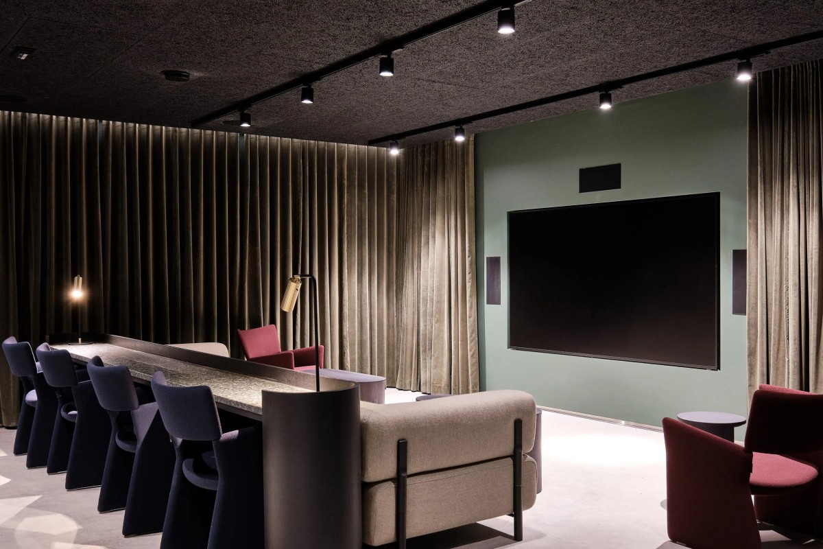 El edificio cuenta con otros servicios como una bodega, un spa, una pequeña sala de cine con 12 butacas, un estudio de yoga, espacios comunes para eventos y zonas de trabajo.