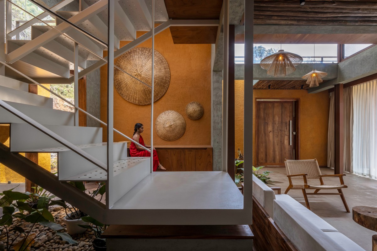 La pasarela que conecta el salón con otras áreas de la casa está decorada con obras de arte tejidas, creando un vínculo entre la arquitectura y la creatividad artesanal.