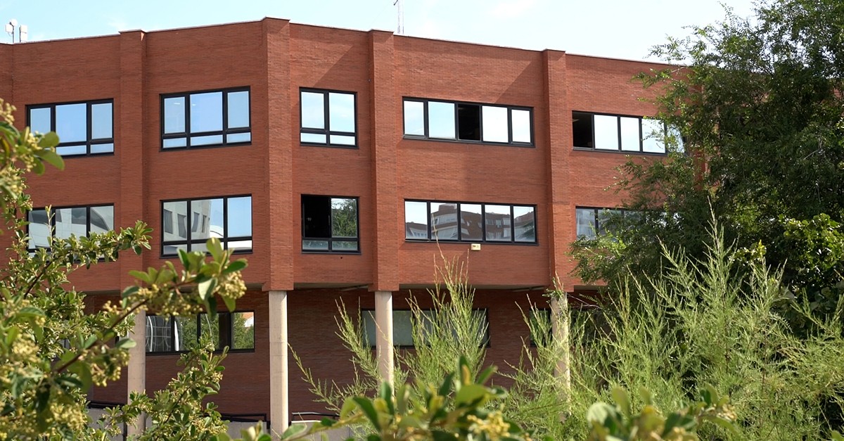 Edificio industrial reconvertido en galería de arte en Usrea