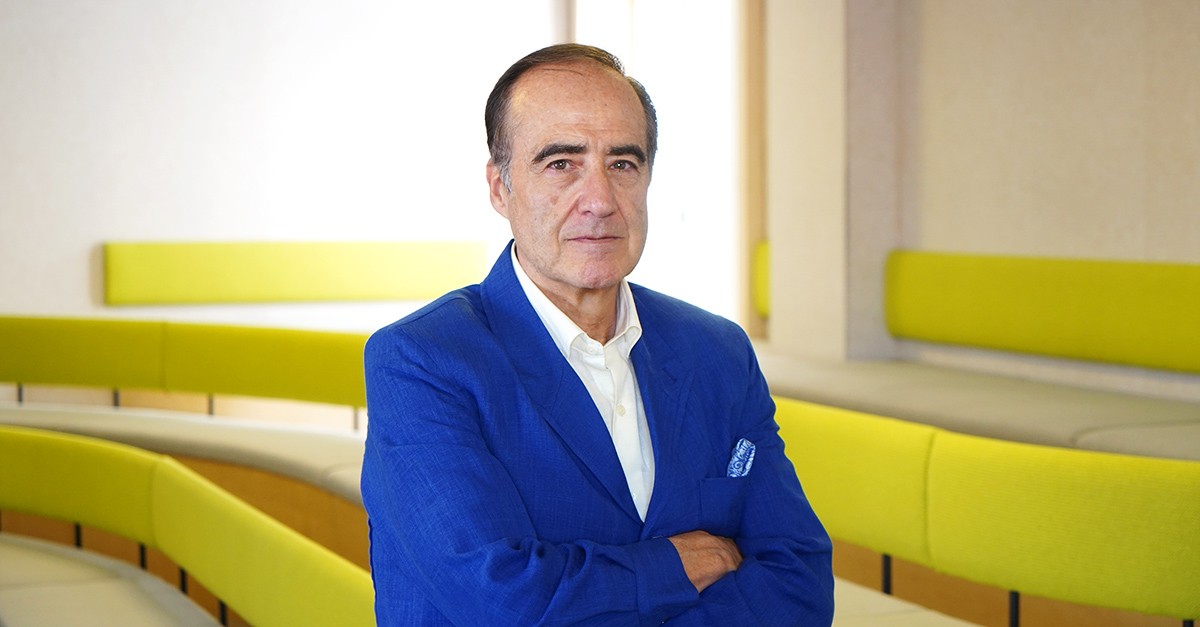Zurdo en las oficinas de idealista
